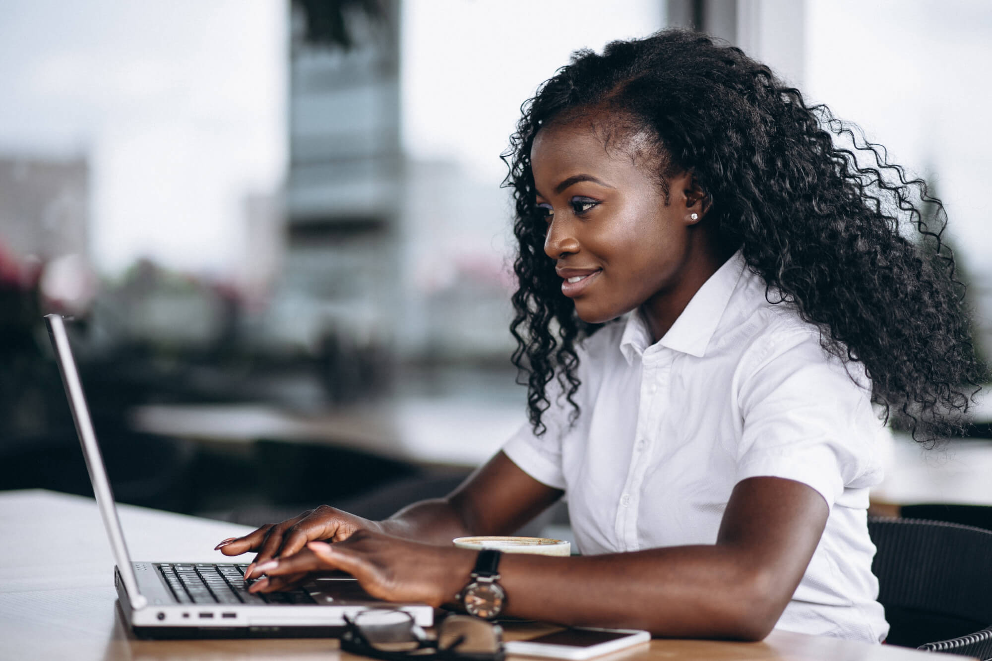 femme-affaires-afro-americaine-travaillant-ordinateur